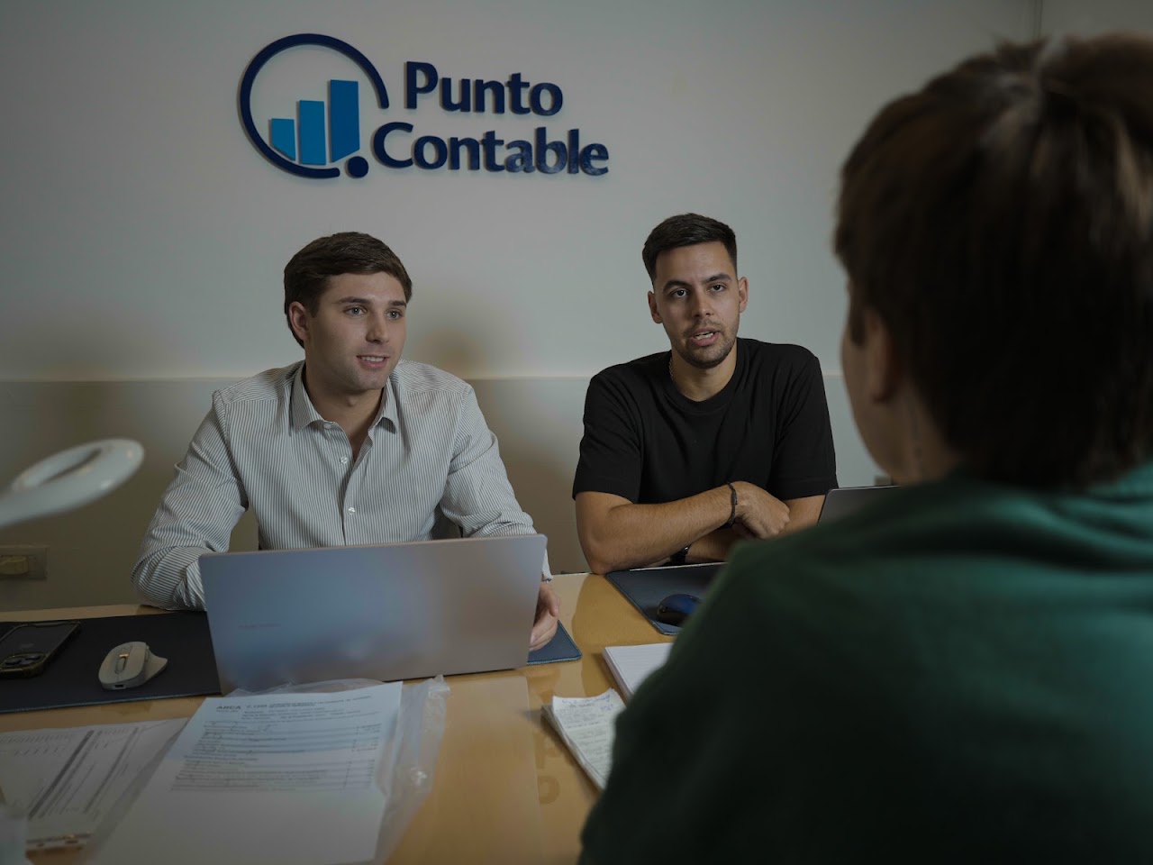 Equipo de Punto Contable trabajando en la oficina