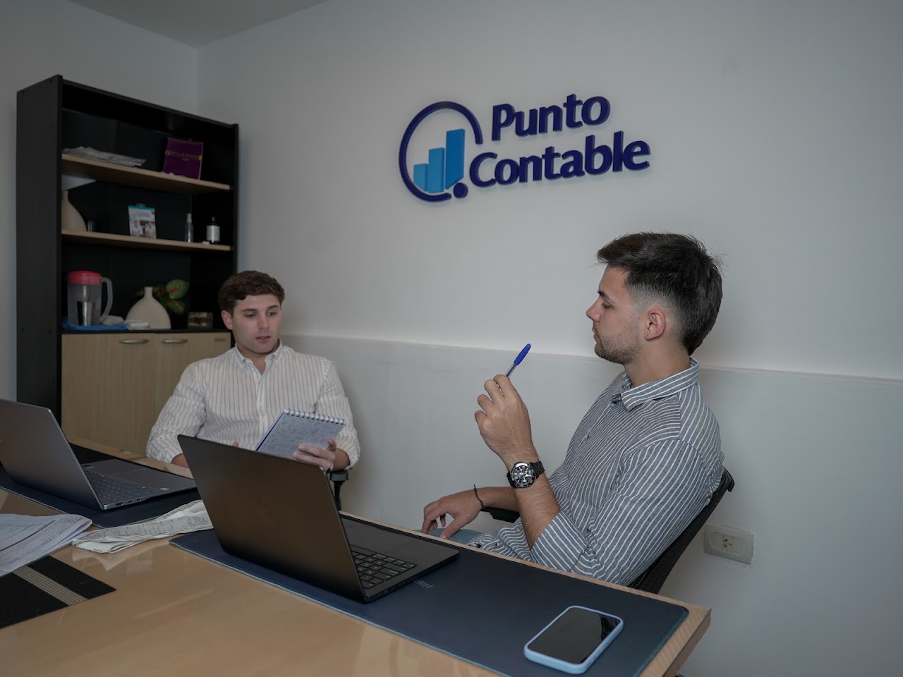 Equipo de Punto Contable trabajando