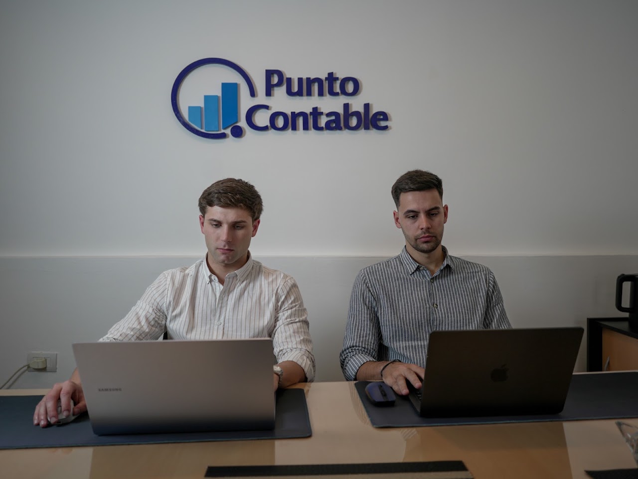 Profesionales de Punto Contable en la oficina
